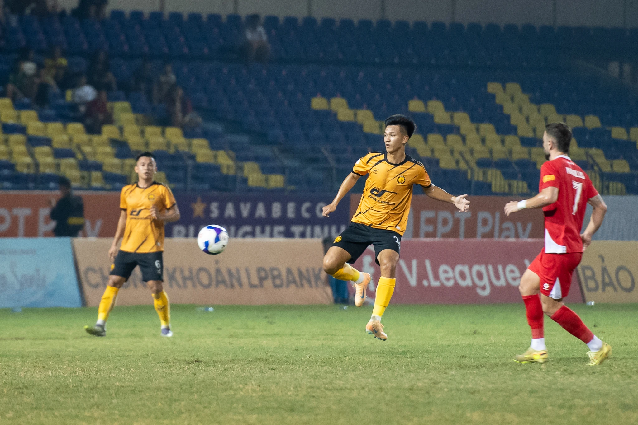 Đông Á Thanh Hóa khẳng định tinh thần Lam Sơn bằng chiến thắng bùng nổ trên sân nhà