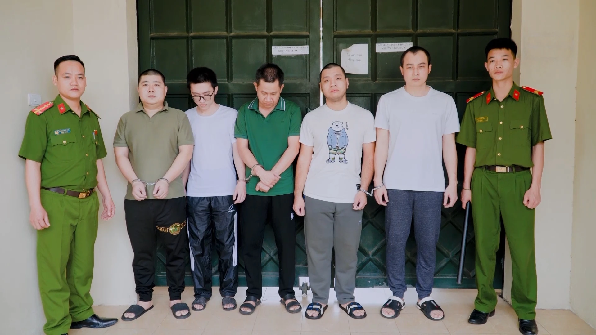 “Ai đang nói đó?”