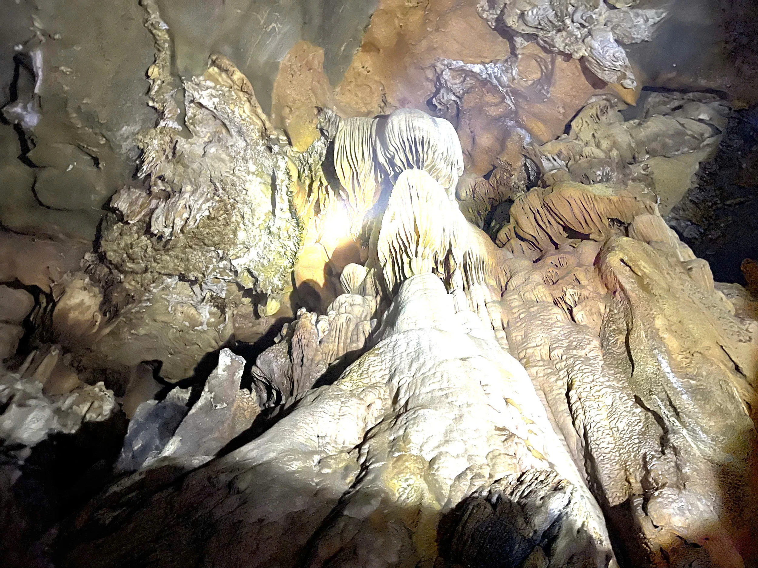 Khám phá hang Cặp Đớp trong lòng núi Pù Bai