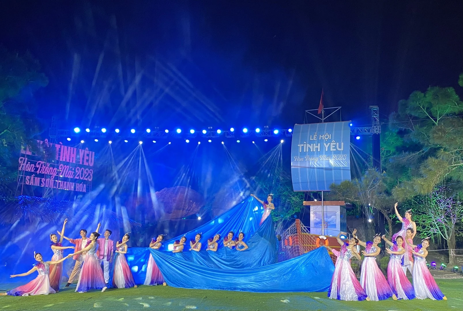 [Thanh Hóa xưa và nay] Hòn Trống Mái: Mối tình hóa đá trăm năm giữa trời biển Sầm Sơn