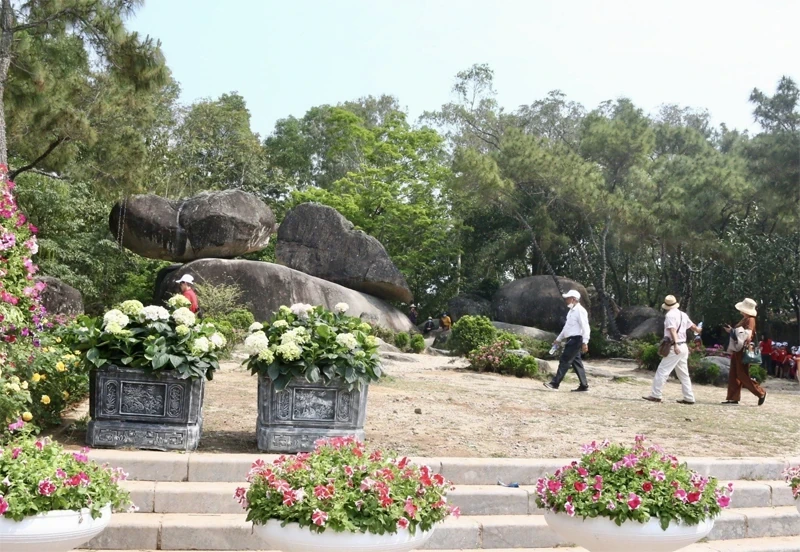 [Thanh Hóa xưa và nay] Hòn Trống Mái: Mối tình hóa đá trăm năm giữa trời biển Sầm Sơn