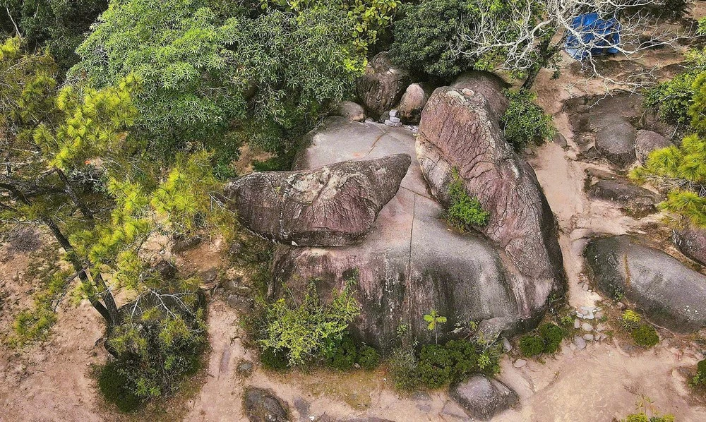 [Thanh Hóa xưa và nay] Hòn Trống Mái: Mối tình hóa đá trăm năm giữa trời biển Sầm Sơn
