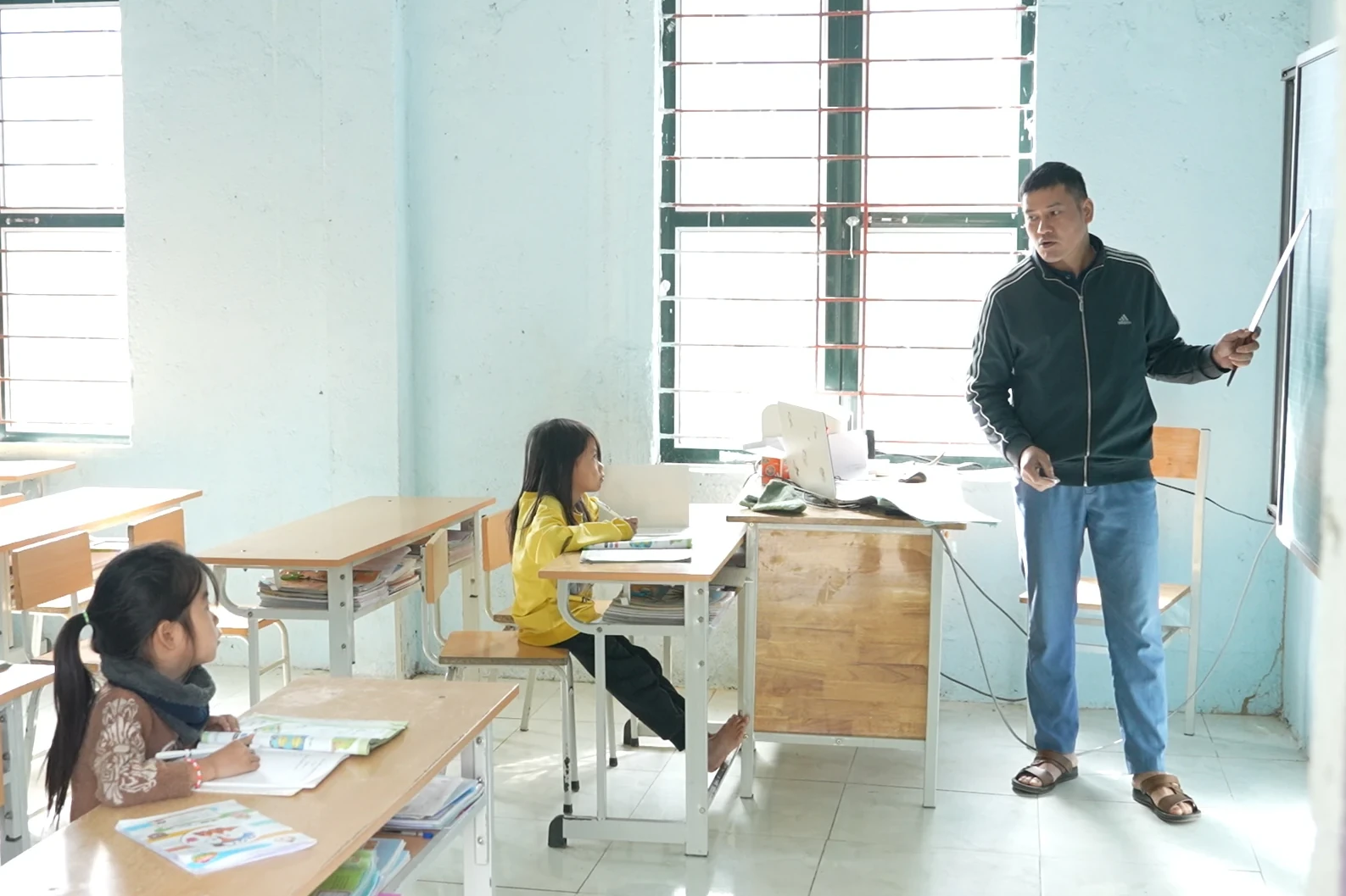 Lớp ghép và giáo án “3 trong 1” của thầy giáo bản Mông