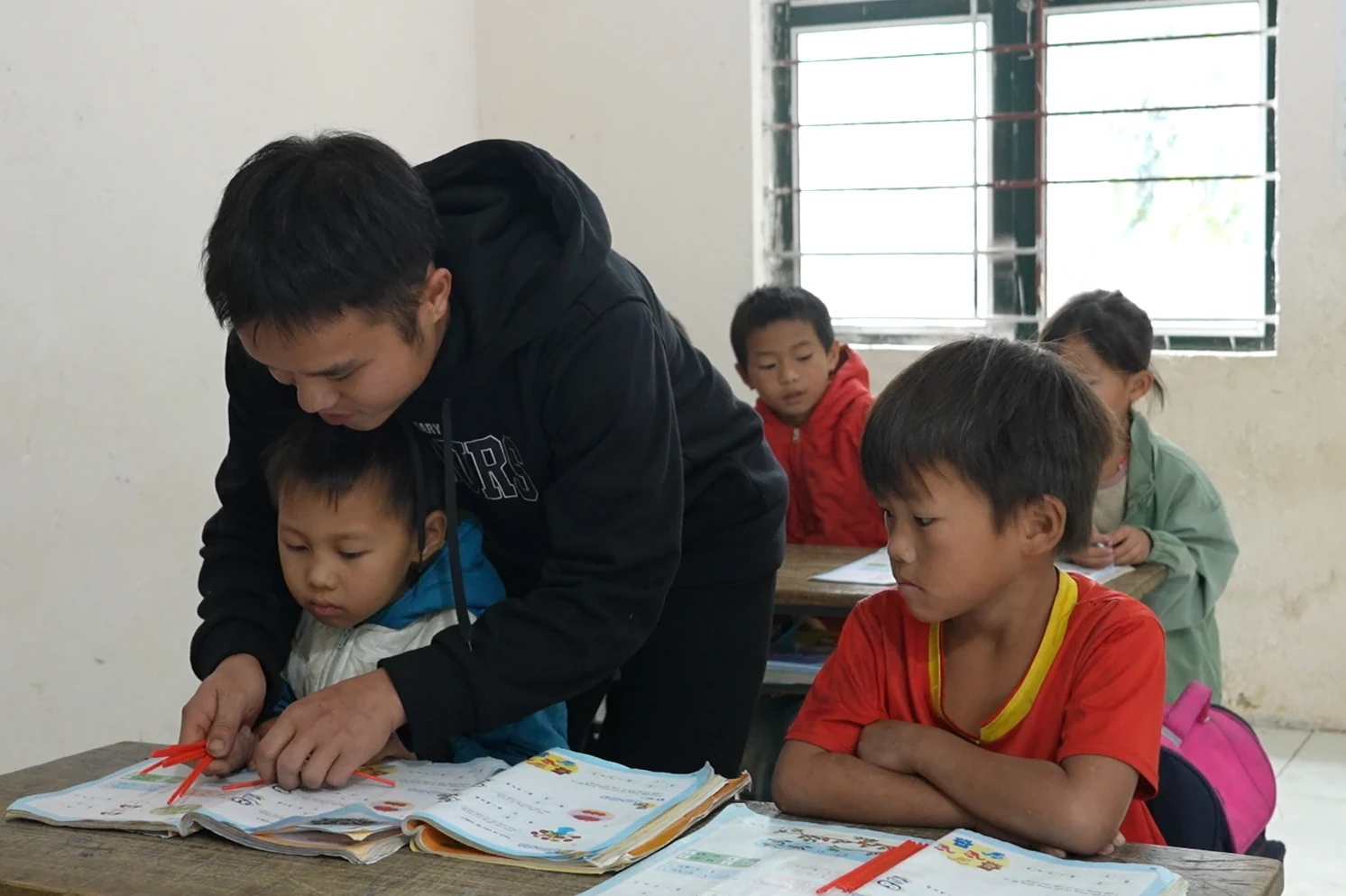 Lớp ghép và giáo án “3 trong 1” của thầy giáo bản Mông