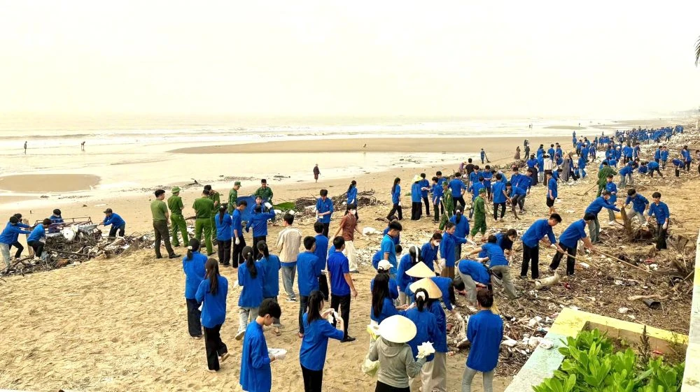 Tuổi trẻ xã Hoằng Tiến ra quân làm sạch biển Hải Tiến, sẵn sàng vào mùa du lịch
