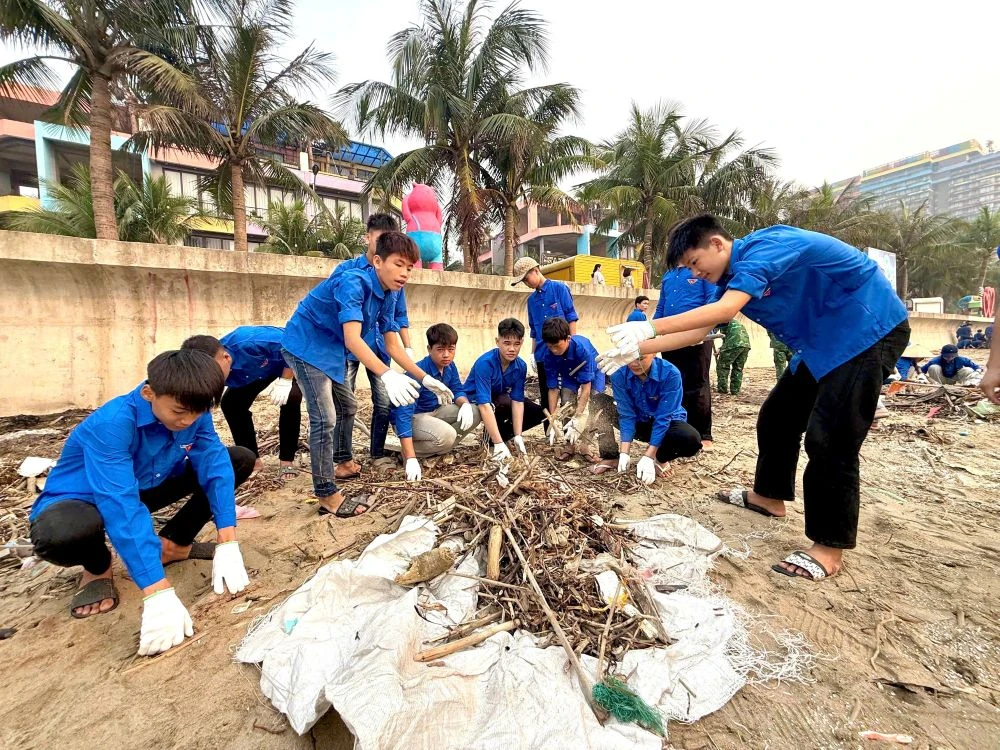 Tuổi trẻ xã Hoằng Tiến ra quân làm sạch biển Hải Tiến, sẵn sàng vào mùa du lịch