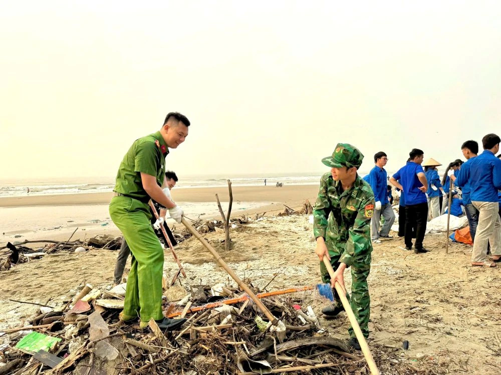 Tuổi trẻ xã Hoằng Tiến ra quân làm sạch biển Hải Tiến, sẵn sàng vào mùa du lịch