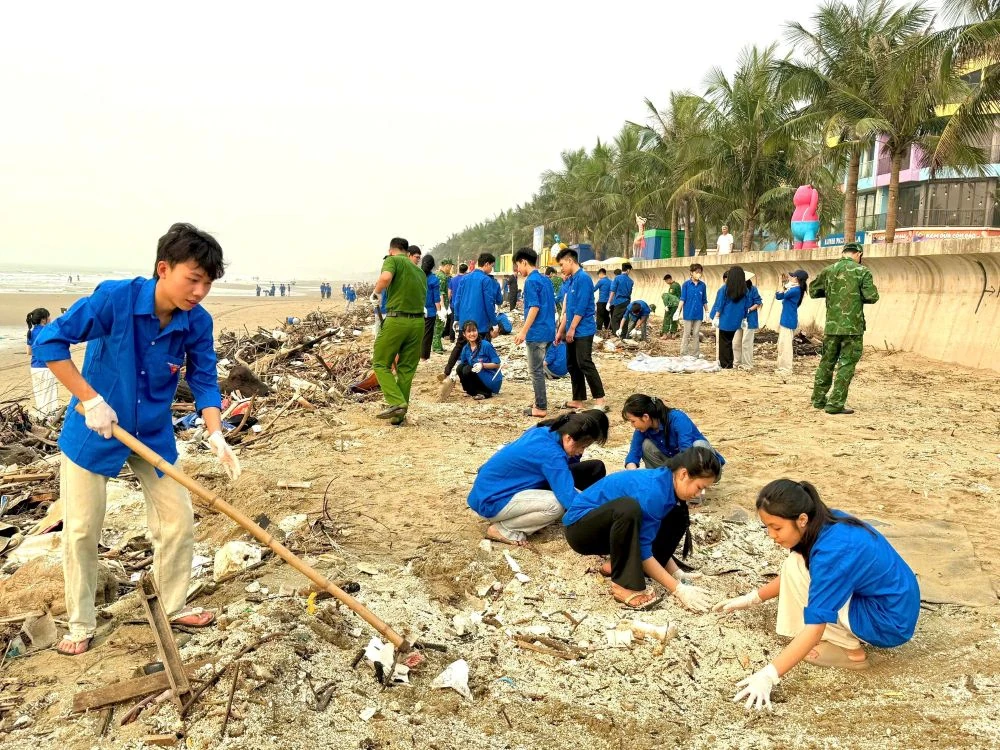 Tuổi trẻ xã Hoằng Tiến ra quân làm sạch biển Hải Tiến, sẵn sàng vào mùa du lịch