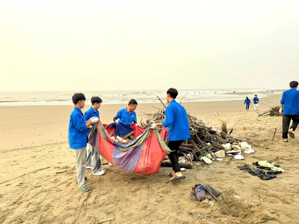 Tuổi trẻ xã Hoằng Tiến ra quân làm sạch biển Hải Tiến, sẵn sàng vào mùa du lịch