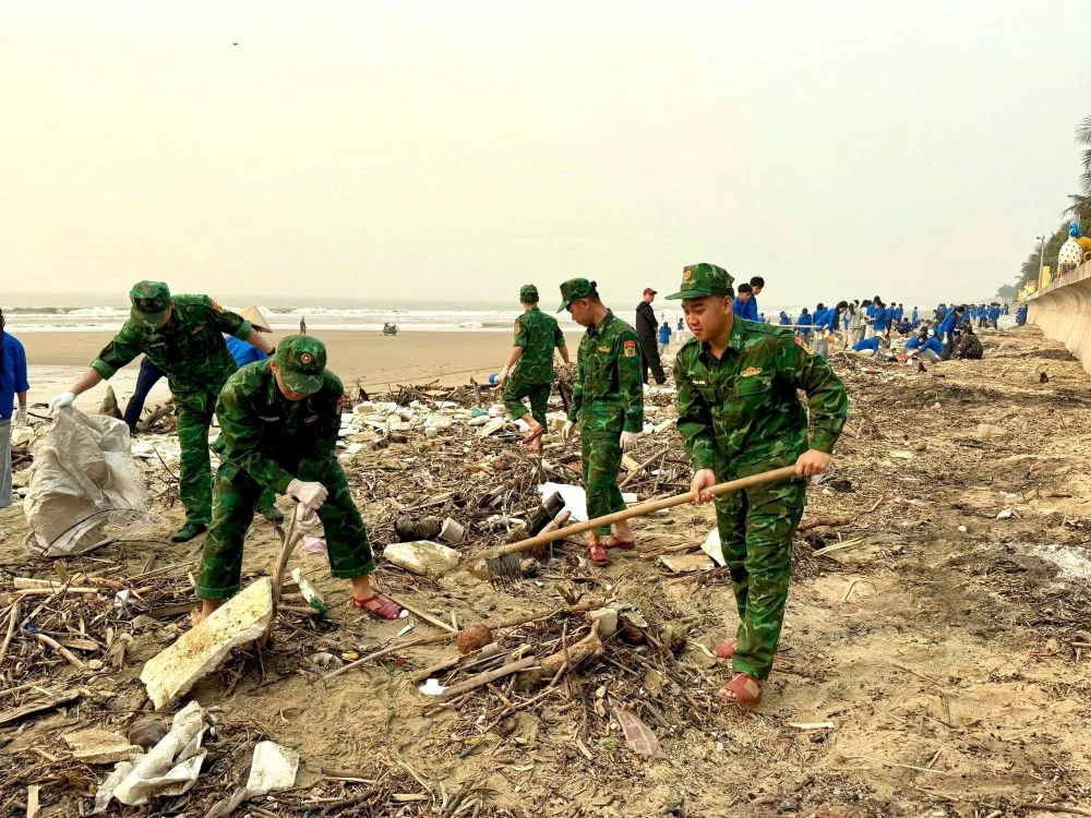 Tuổi trẻ xã Hoằng Tiến ra quân làm sạch biển Hải Tiến, sẵn sàng vào mùa du lịch