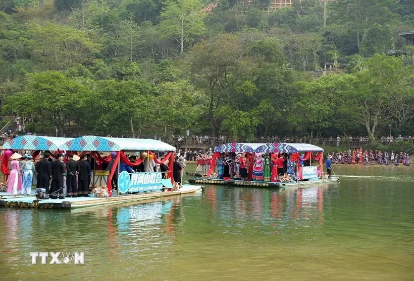 Lần đầu tiên tổ chức Liên hoan dân ca trên sông biên giới Việt Nam-Trung Quốc