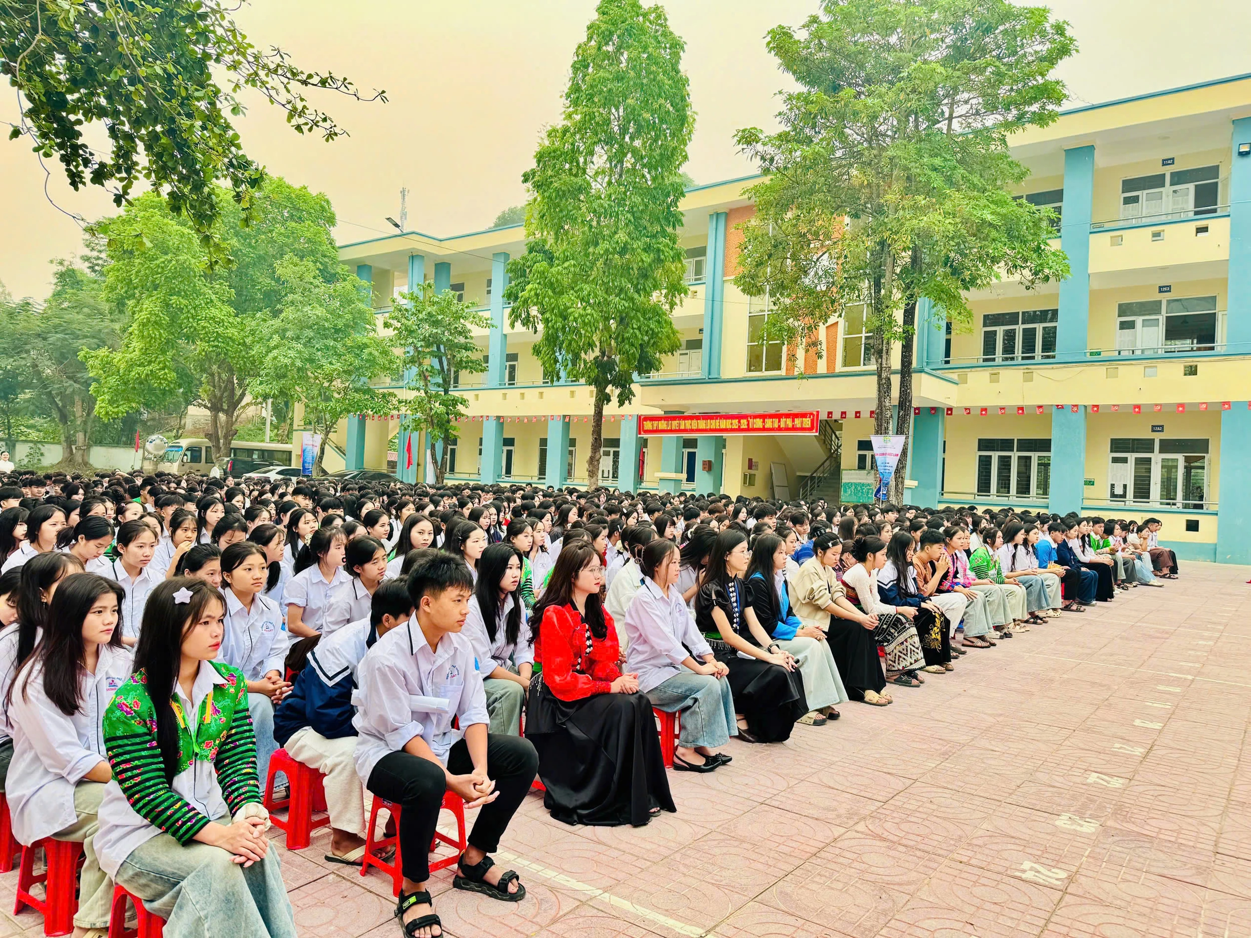 Tuyên truyền bảo vệ rừng và phòng, chống tảo hôn cho học sinh