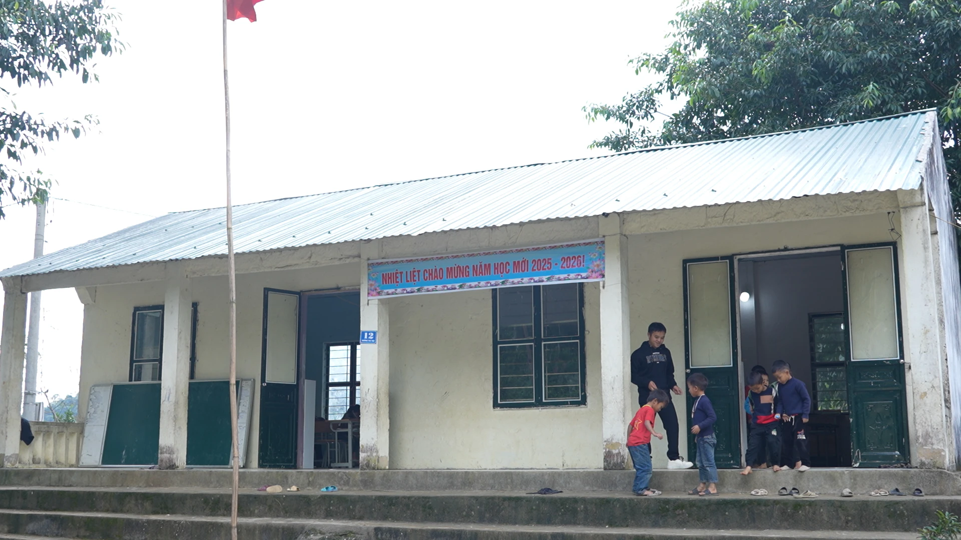 Lớp ghép và giáo án “3 trong 1” của thầy giáo bản Mông