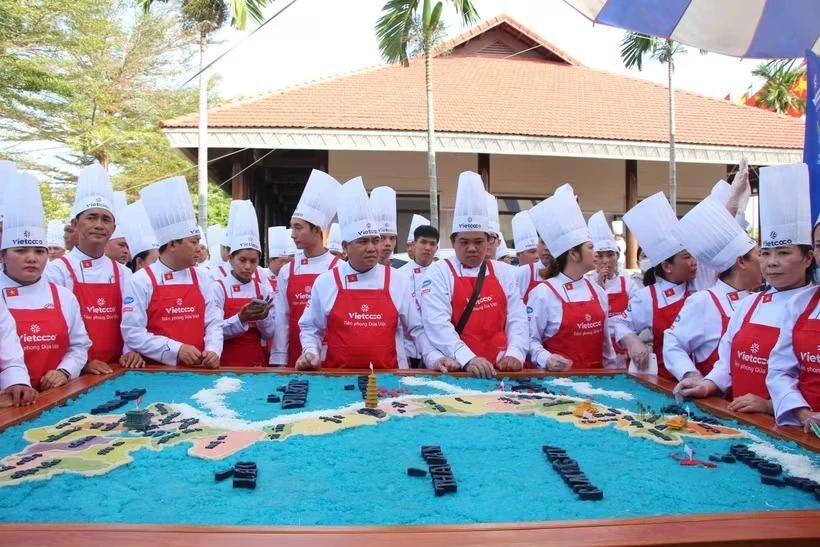 Xác lập kỷ lục Bản đồ Việt Nam làm từ xôi nước cốt dừa lớn nhất Việt Nam
