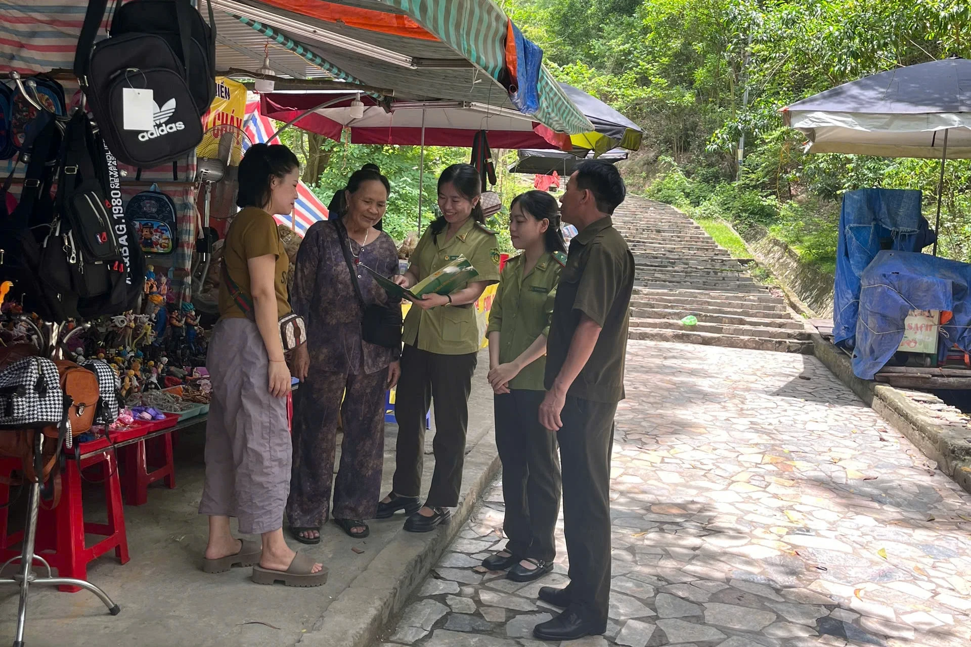 Giữ màu xanh núi Trường Lệ trong mùa du lịch