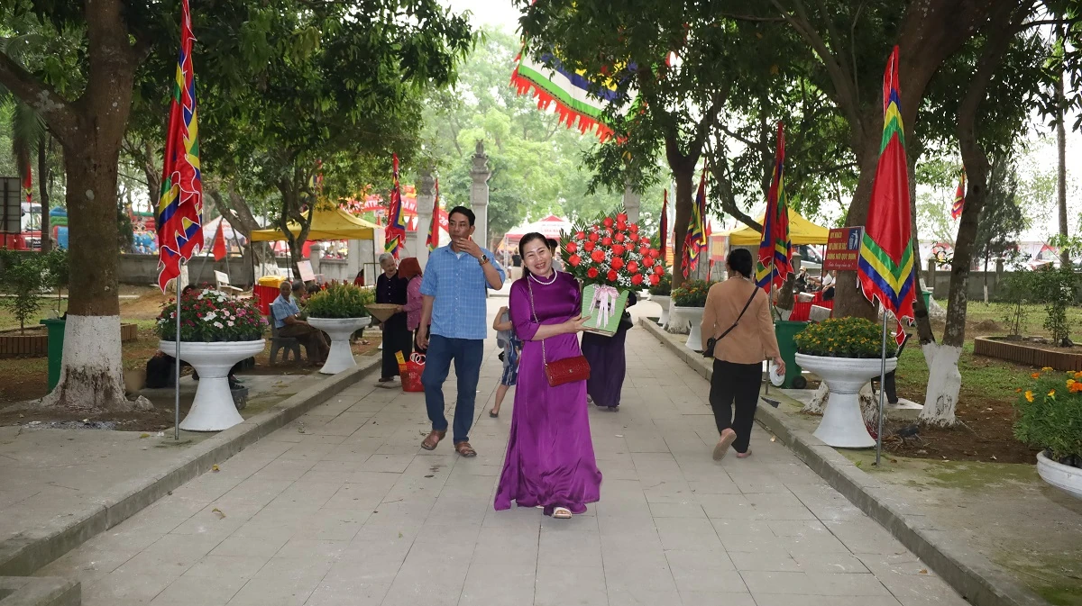 Rộn ràng dòng người trở về đền thờ Lê Hoàn trước ngày chính lễ