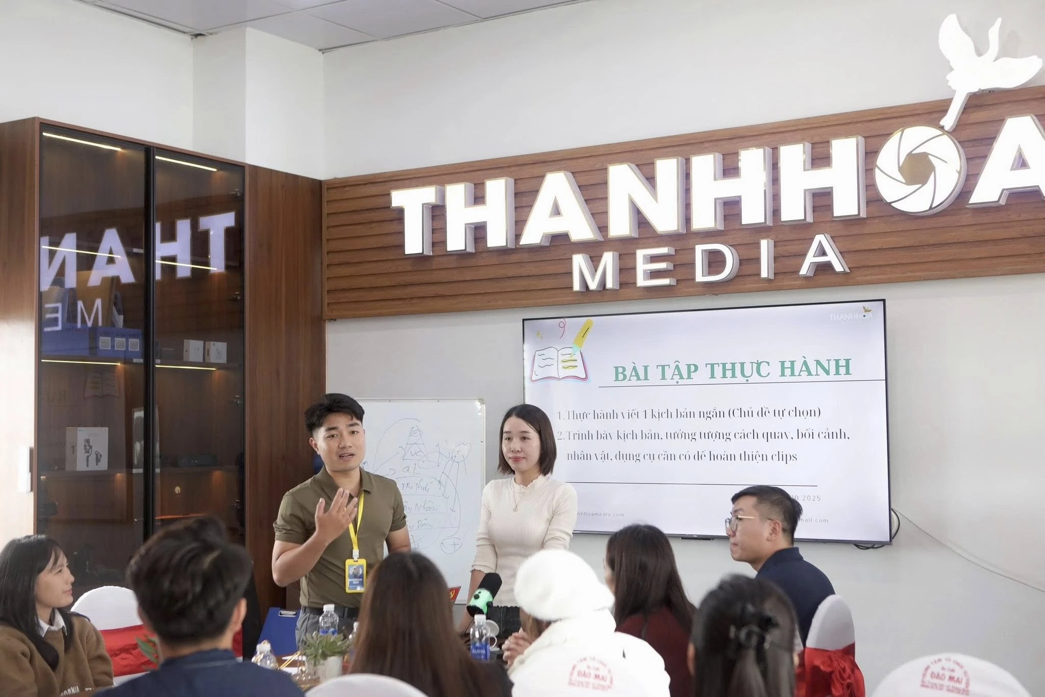 Khi người trẻ trở thành “cầu nối số” ở làng quê