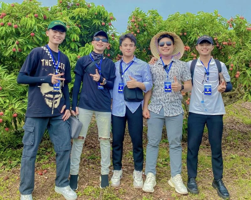 Khi người trẻ trở thành “cầu nối số” ở làng quê