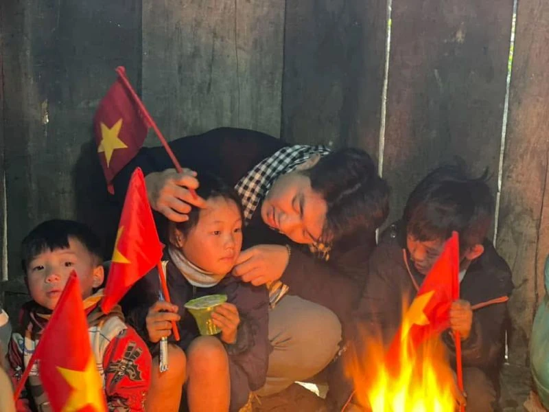 Khi người trẻ trở thành “cầu nối số” ở làng quê