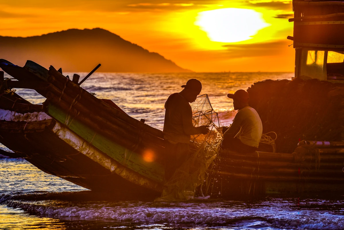 Sớm làng chài xứ Thanh: Nhịp sống thức dậy cùng vị mặn biển