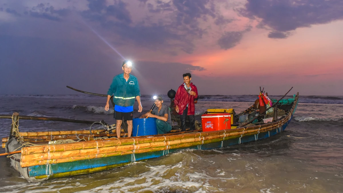 Sớm làng chài xứ Thanh: Nhịp sống thức dậy cùng vị mặn biển