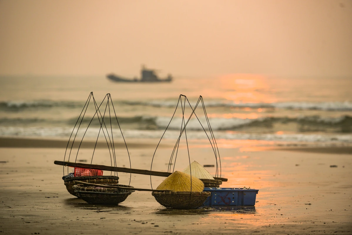 Sớm làng chài xứ Thanh: Nhịp sống thức dậy cùng vị mặn biển