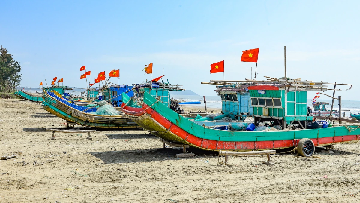 Sớm làng chài xứ Thanh: Nhịp sống thức dậy cùng vị mặn biển