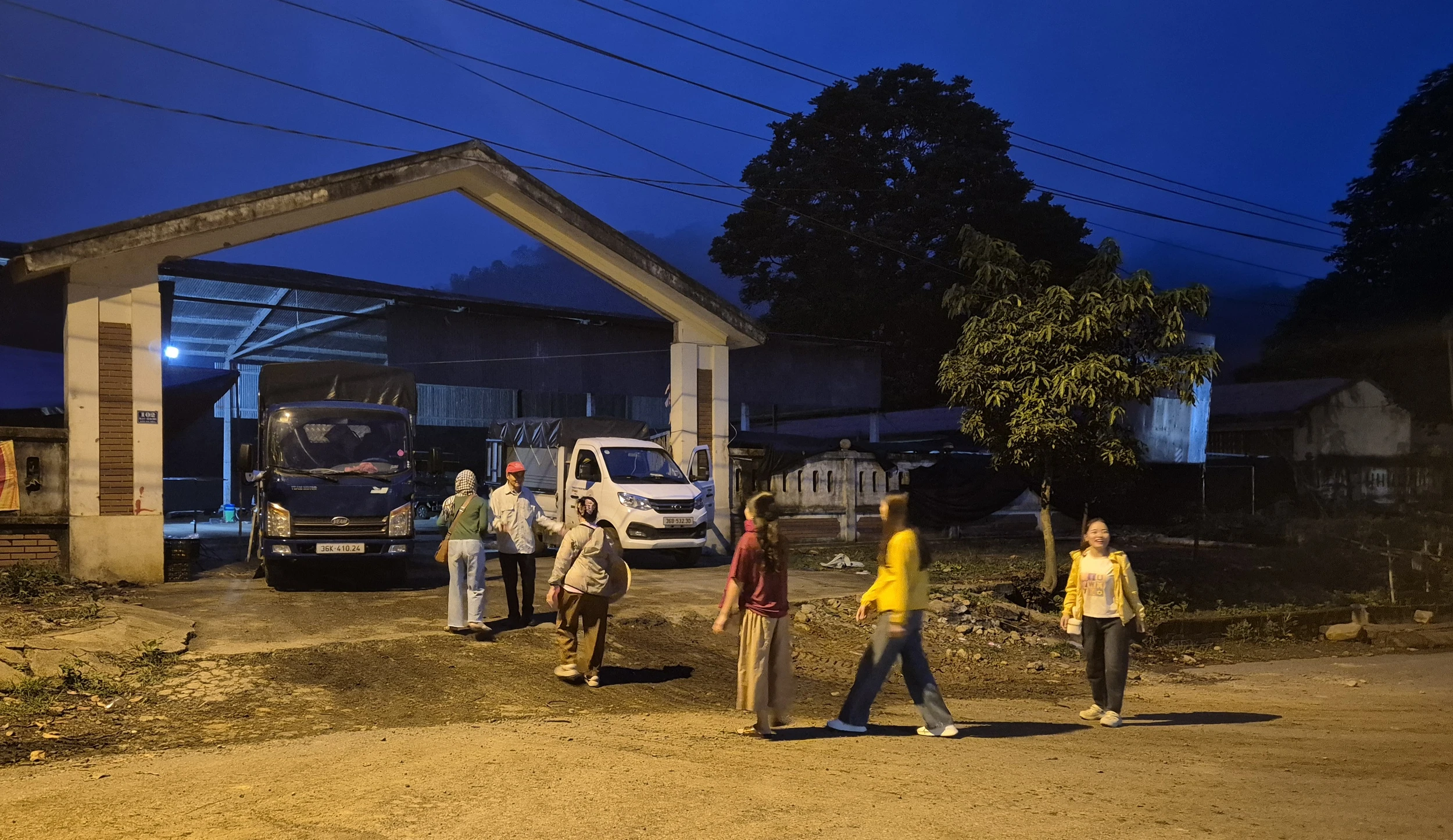 Cuối tuần lên biên giới, đi chợ “xuyên quốc gia”