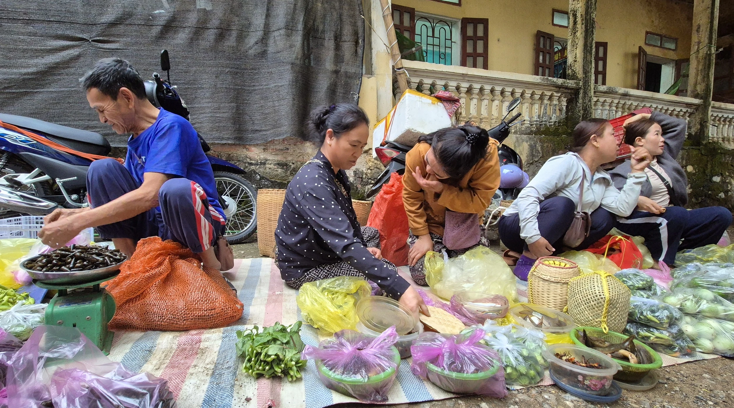 Cuối tuần lên biên giới, đi chợ “xuyên quốc gia”