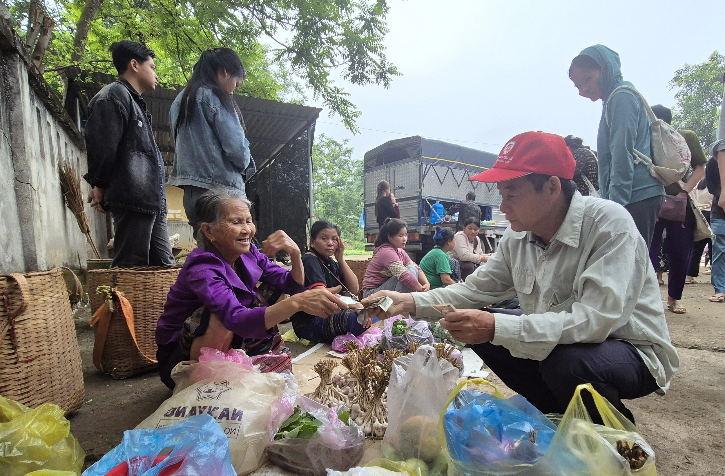 Cuối tuần lên biên giới, đi chợ “xuyên quốc gia”