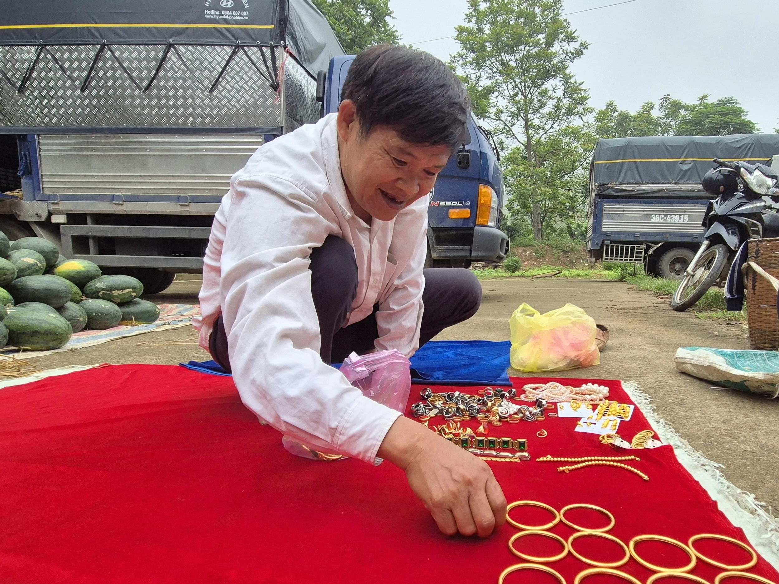 Cuối tuần lên biên giới, đi chợ “xuyên quốc gia”