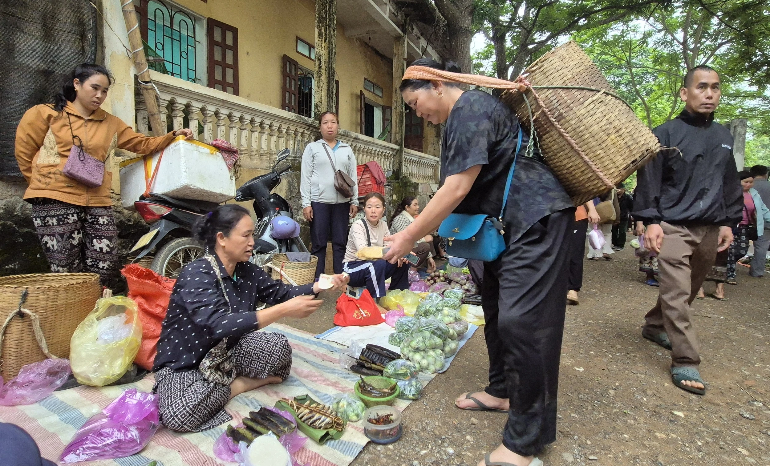 Cuối tuần lên biên giới, đi chợ “xuyên quốc gia”