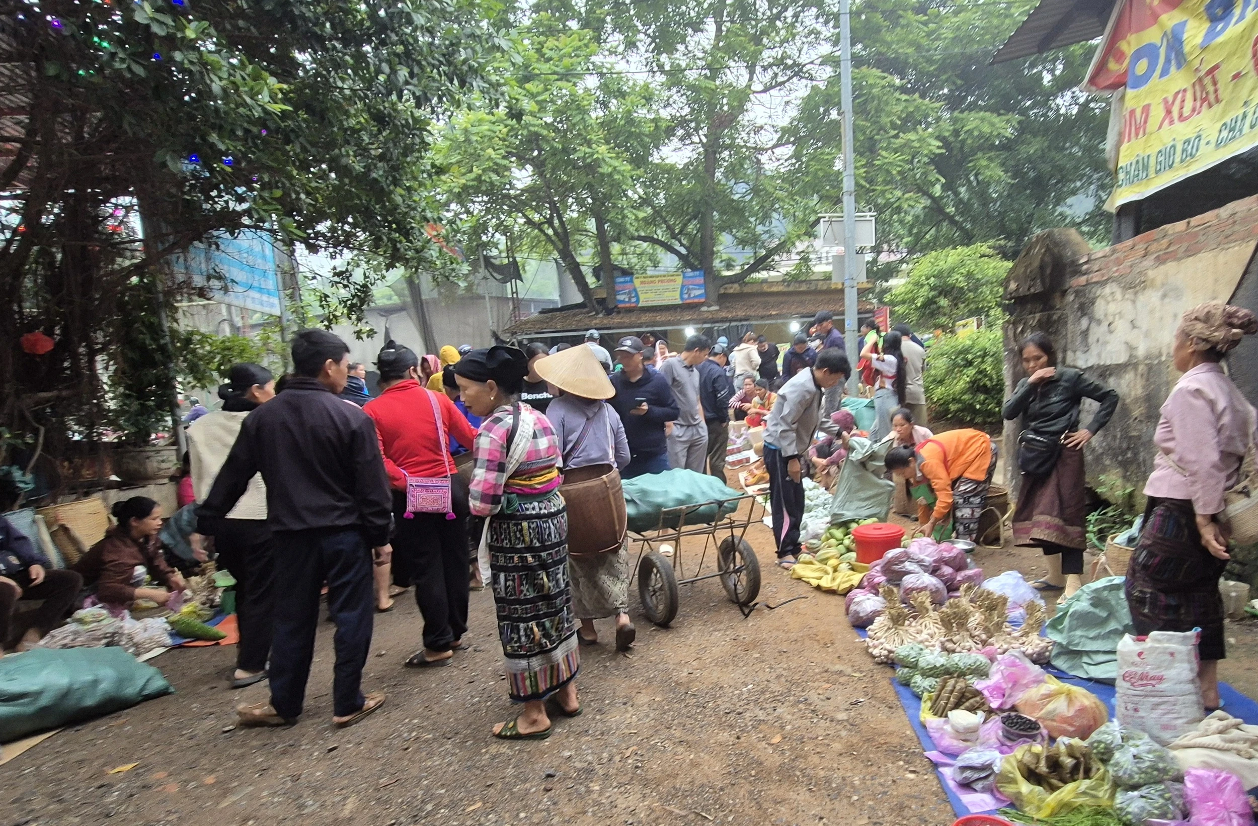 Cuối tuần lên biên giới, đi chợ “xuyên quốc gia”