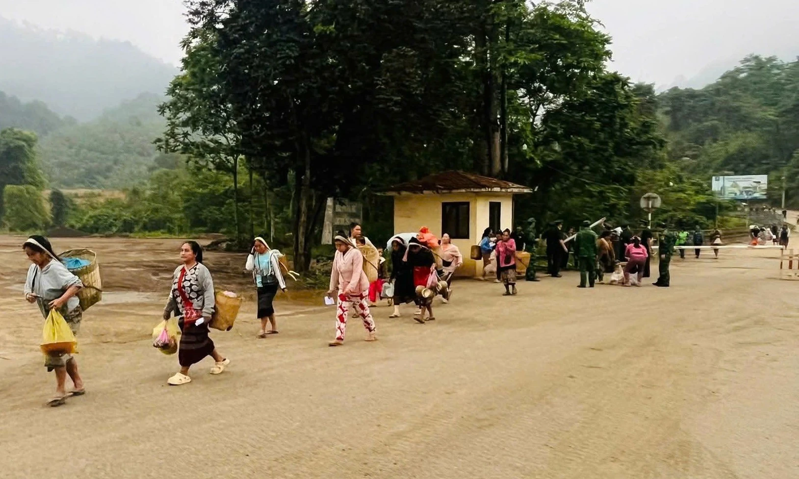 Cuối tuần lên biên giới, đi chợ “xuyên quốc gia”