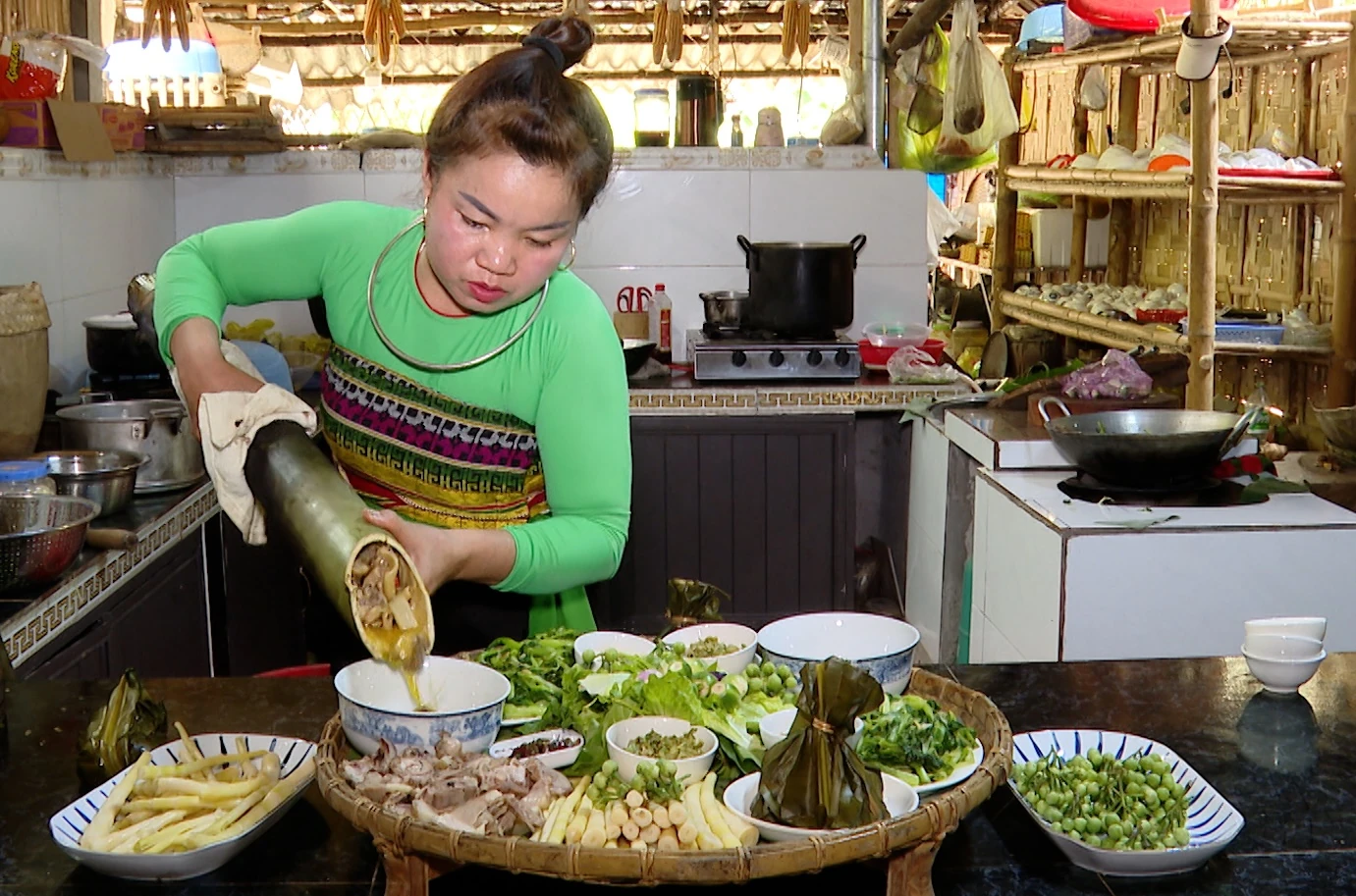 Đậm đà món gà đồi om măng chua