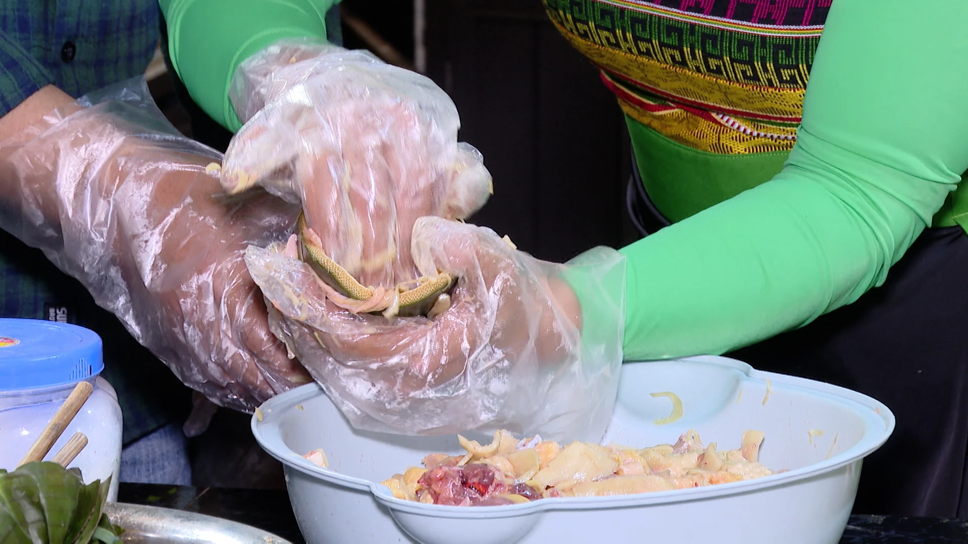 Đậm đà món gà đồi om măng chua