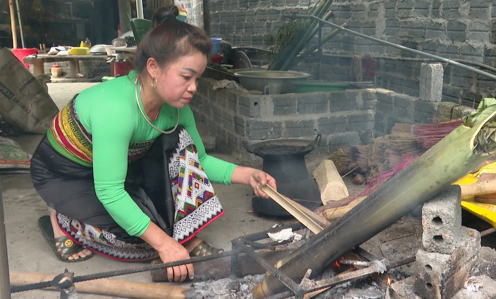 Đậm đà món gà đồi om măng chua