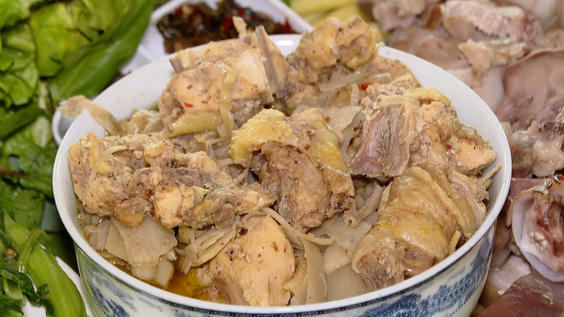 Đậm đà món gà đồi om măng chua