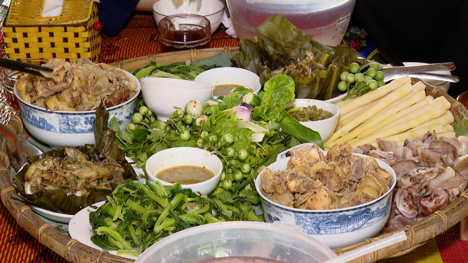 Đậm đà món gà đồi om măng chua