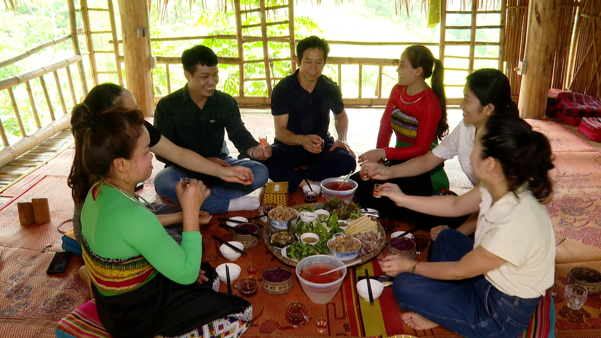 Đậm đà món gà đồi om măng chua