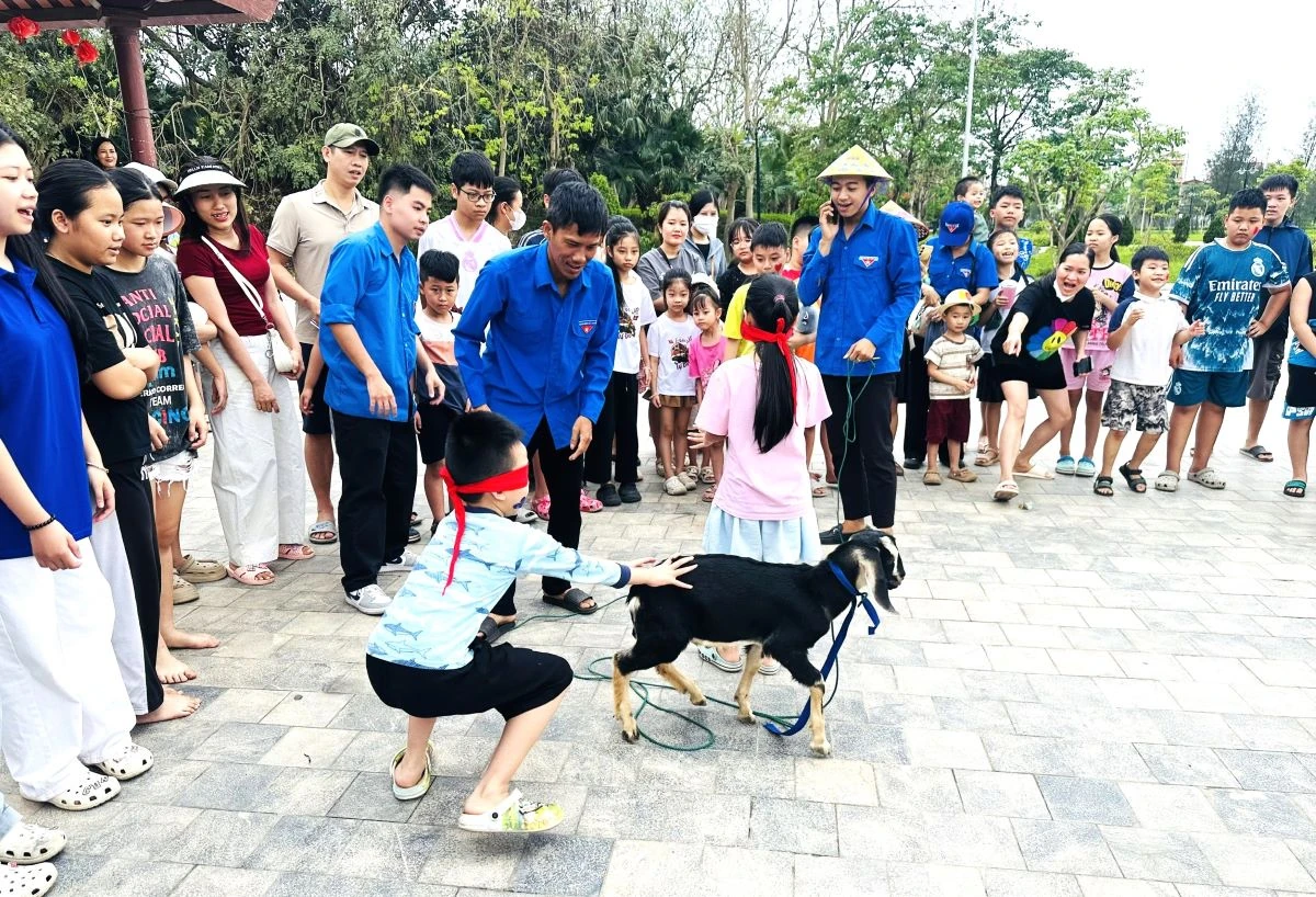 Sôi nổi trò chơi dân gian tại Tuần văn hóa kỷ niệm 65 năm kết nghĩa thị xã Thanh Hóa - thị xã Hội An