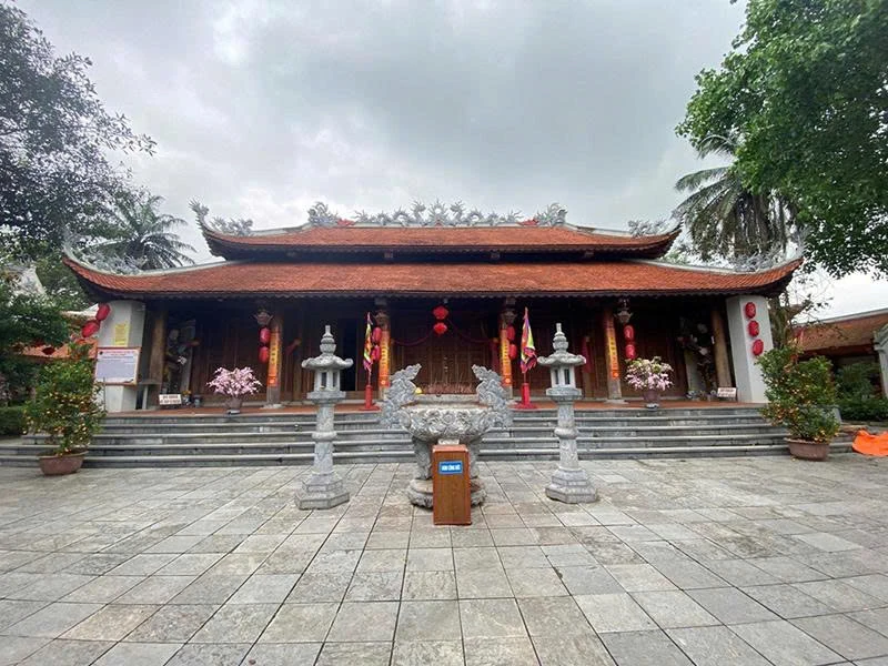 Ngôi làng cổ bên sông kề núi