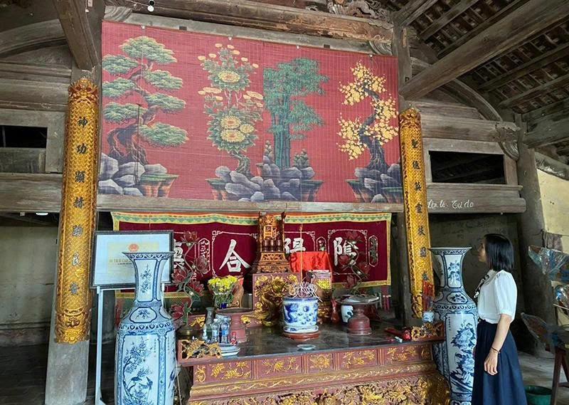 Ngôi làng cổ bên sông kề núi