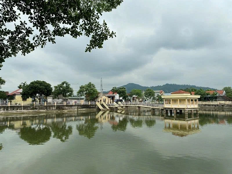 Ngôi làng cổ bên sông kề núi