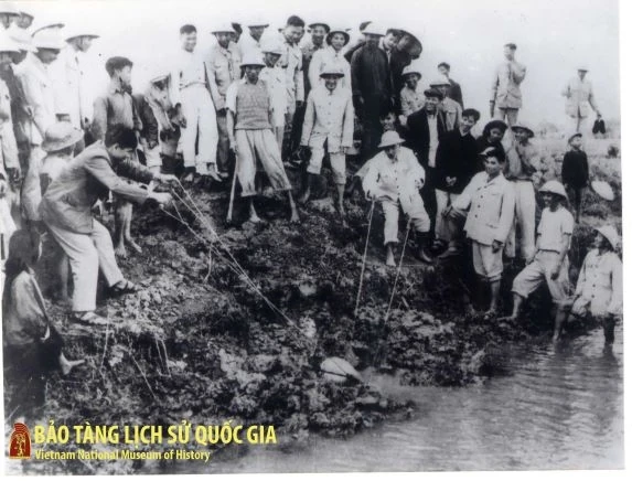 Ngày này năm xưa (3/5): Chủ tịch Hồ Chí Minh động viên bà con nông dân miền Bắc chống hạn hán cứu mùa màng
