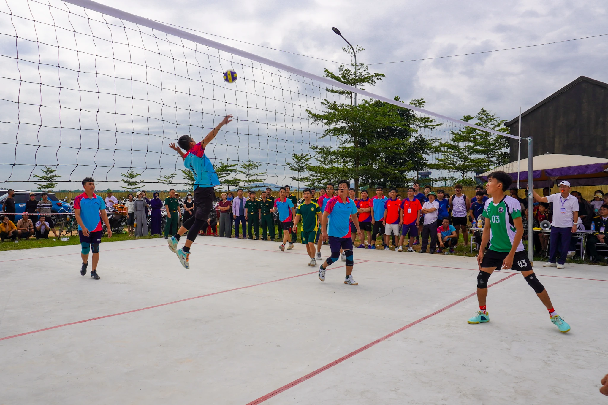 Hàng trăm VĐV tranh tài tại Giải bóng chuyền nam xã Yên Thọ