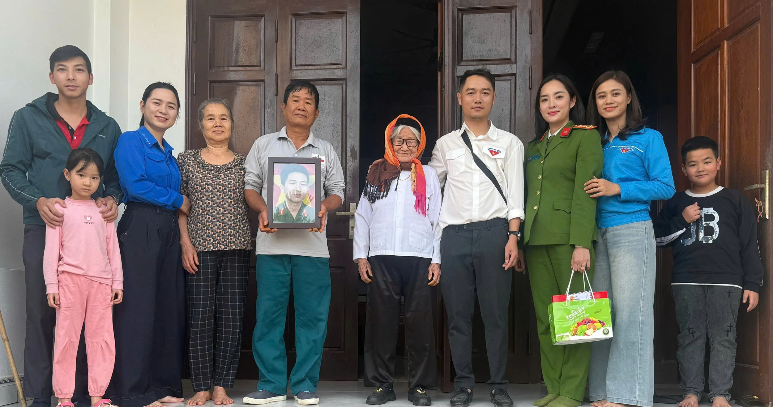 Để các anh sống mãi cùng non sông