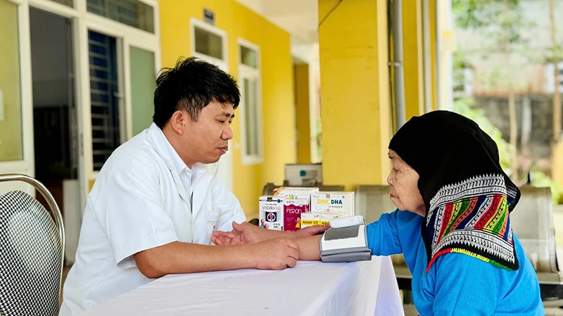 Bước chuyển mới cho y tế cơ sở (Bài 1): Từ Nghị quyết số 72 - Đặt sức khỏe Nhân dân vào vị trí trung tâm