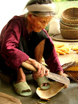 Gió mát từ chiếc quạt mo của bà