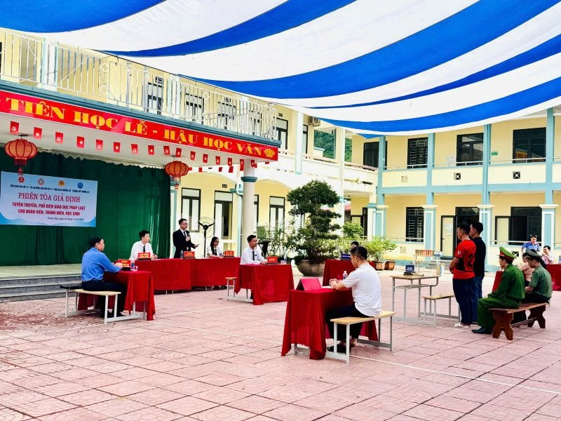 Hơn 1.100 học sinh Trường THPT Mường Lát tham gia phiên tòa giả định